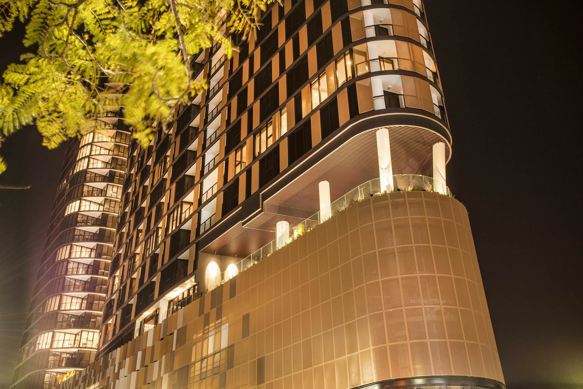 Fv By Peppers Aparthotel Brisbane Exterior photo The building at night