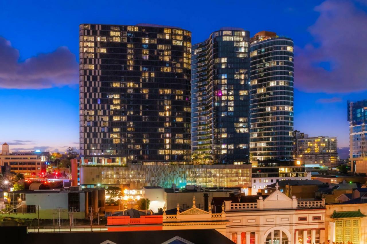 Fv By Peppers Aparthotel Brisbane Exterior photo The complex at night
