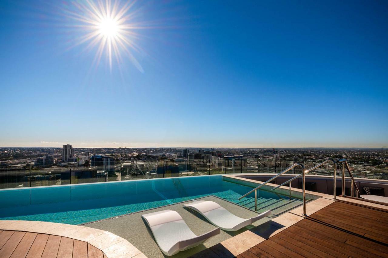 Fv By Peppers Aparthotel Brisbane Exterior photo Skyline pool