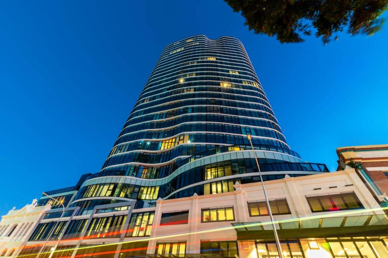 Fv By Peppers Aparthotel Brisbane Exterior photo The building at night